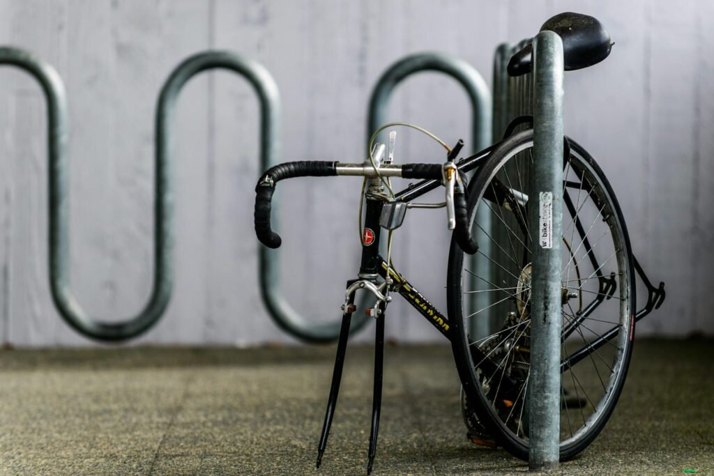 A city commuter bike with a U-lock mounted to the frame and a compact saddle bag under the seat
